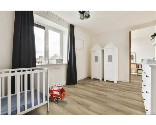 Světlý dětský pokoj s dětskou postýlkou, hračkami, oknem a dřevěnou podlahou