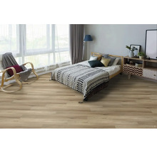 Ložnice se světle hnědou dřevěnou podlahou, postelí, houpacím křeslem a komodou