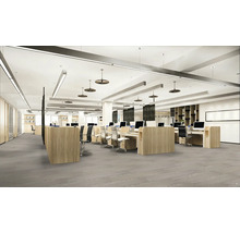 Kancelářský prostor se stoly, kancelářskými židlemi a počítači