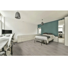 Moderní ložnice s postelí, psacím stolem a světlou dřevěnou podlahou