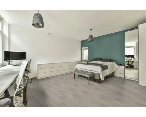 Moderní ložnice s postelí, psacím stolem a světlou dřevěnou podlahou