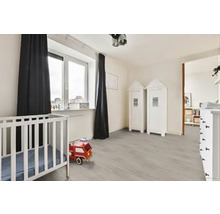 Dětský pokoj s postýlkou, hračkami, oknem a závěsy