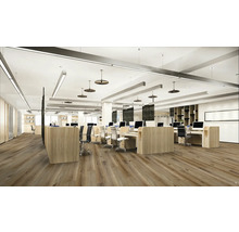 Kancelářský prostor se stoly, kancelářskými židlemi a dřevěnou podlahou.