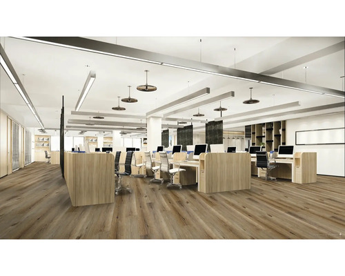 Kancelářský prostor se stoly, kancelářskými židlemi a dřevěnou podlahou.