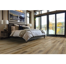 Ložnice s dřevěnou podlahou a velkým oknem