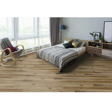 Světlá ložnice s dřevěnou podlahou, postelí, houpacím křeslem a komodou