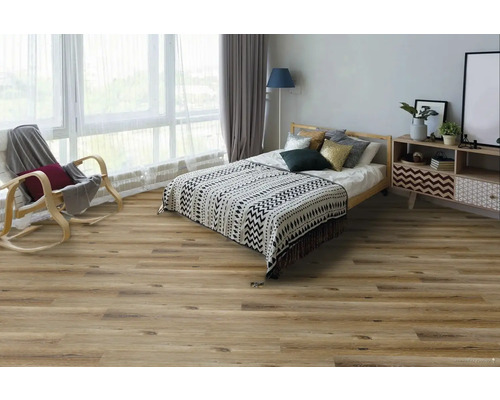 Světlá ložnice s dřevěnou podlahou, postelí, houpacím křeslem a komodou