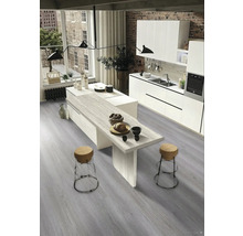 Světlá kuchyně s kuchyňským ostrovem, barovými stoličkami a moderními spotřebiči.