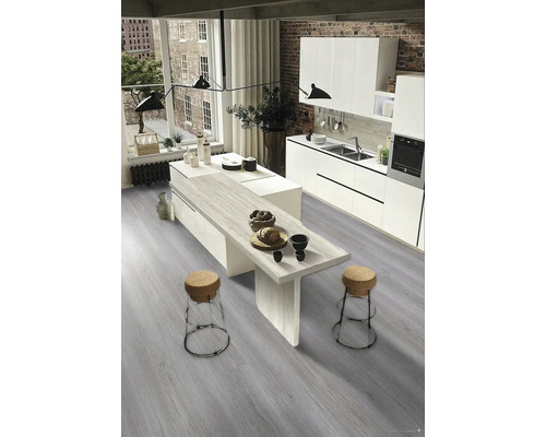 Světlá kuchyně s kuchyňským ostrovem, barovými stoličkami a moderními spotřebiči.