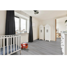 Světle zařízený dětský pokoj s dětskou postýlkou a hračkami