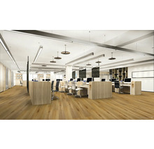 Světlá, moderní kancelář s dřevěnou podlahou, stoly a kancelářskými židlemi.