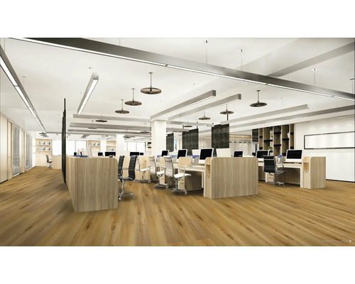 Světlá, moderní kancelář s dřevěnou podlahou, stoly a kancelářskými židlemi.