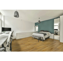 Světlá ložnice s dvoulůžkem, pracovním prostorem a dřevěnou podlahou