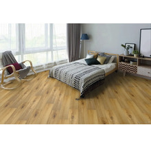 Ložnice s laminátovou podlahou, postelí, nočním stolkem a houpacím křeslem