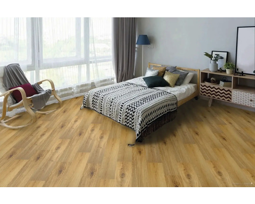 Ložnice s laminátovou podlahou, postelí, nočním stolkem a houpacím křeslem