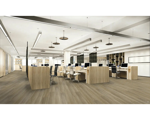 Světlá kancelář se stoly, kancelářskými židlemi a počítači