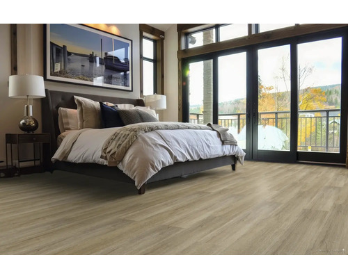 Ložnice s dřevěnou podlahou, postelí a okenní stěnou