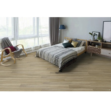 Ložnice s postelí, komodou, houpacím křeslem a světlou dřevěnou podlahou