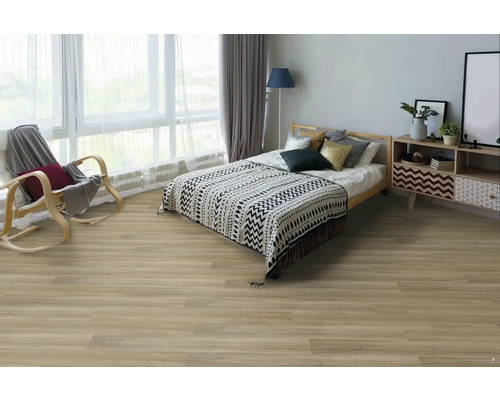 Ložnice s postelí, komodou, houpacím křeslem a světlou dřevěnou podlahou