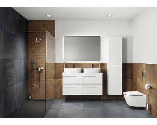 Moderní koupelna se sprchou, dvojitým umyvadlem, zrcadlem a toaletou.