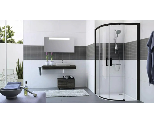 Moderní koupelna se sprchou, umyvadlem a zrcadlem