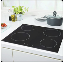 Černá sklokeramická elektrická varná deska se čtyřmi varnými zónami v moderní kuchyni.