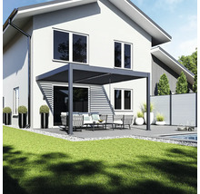 Scéna s moderní pergolou, zahradním nábytkem a trávníkem před obytným domem.