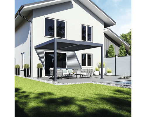 Scéna s moderní pergolou, zahradním nábytkem a trávníkem před obytným domem.