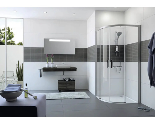 Moderní koupelna se sprchou, umyvadlem a zrcadlem