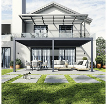 Terasa s pergolou, zahradním nábytkem a trávníkem před rodinným domem.