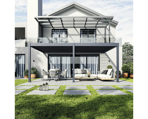 Terasa s pergolou, zahradním nábytkem a trávníkem před rodinným domem.