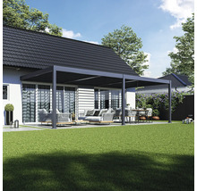 Terasa s pergolou a zahradním nábytkem na trávníku před domem