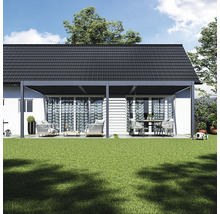 Terasa s pergolou, zahradním nábytkem a trávníkem.