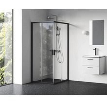 Moderní koupelna se sprchovým koutem, umyvadlem a zrcadlem