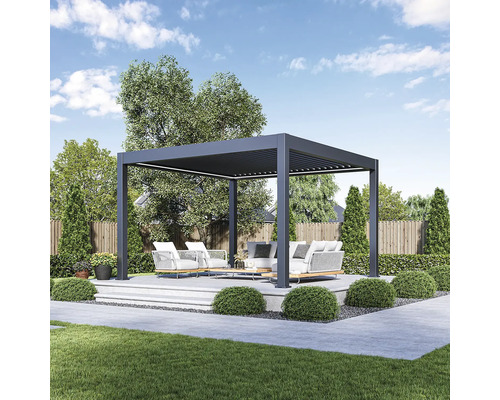 Moderní pergola se sedací soupravou na zahradě.