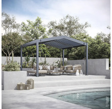 Pergola s posezením u bazénu na zahradě.