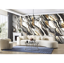 Obývací pokoj s mramorovou stěnou, pohovkou a konferenčním stolkem