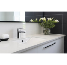 Moderní koupelna s umyvadlem, baterií a zrcadlem