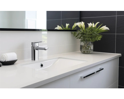 Moderní koupelna s umyvadlem, baterií a zrcadlem