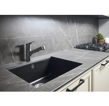 Kuchyňský dřez s baterií v moderní kuchyni