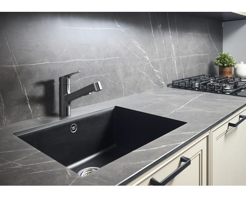 Kuchyňský dřez s baterií v moderní kuchyni