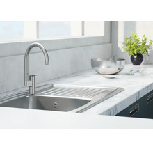 Kuchyňský dřez s vodovodní baterií na pracovní desce