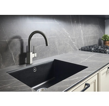 Kuchyňský dřez s vodovodní baterií v moderním kuchyňském prostředí