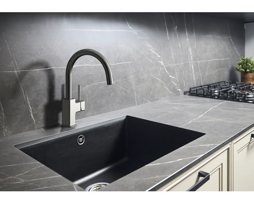 Kuchyňský dřez s vodovodní baterií v moderním kuchyňském prostředí