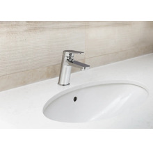 Snímek umyvadla s vodovodní baterií