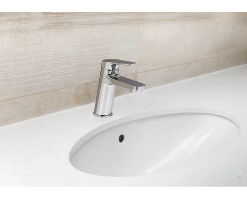 Snímek umyvadla s vodovodní baterií