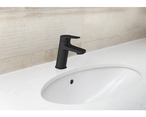 Umyvadlová baterie v koupelně s keramickým umyvadlem