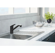 Kuchyňský dřez s baterií a odkapávací plochou na pracovní desce