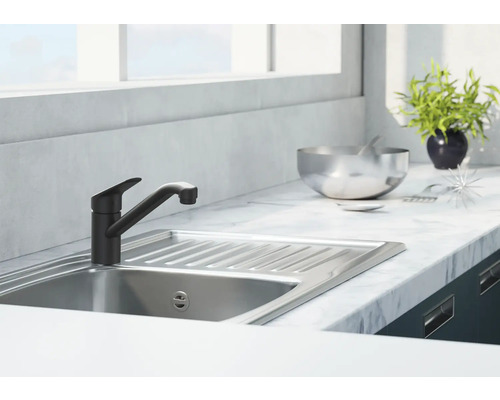 Kuchyňský dřez s baterií a odkapávací plochou na pracovní desce