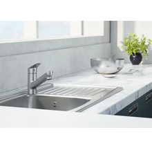 Kuchyňská scéna s dřezem, baterií a dekorací